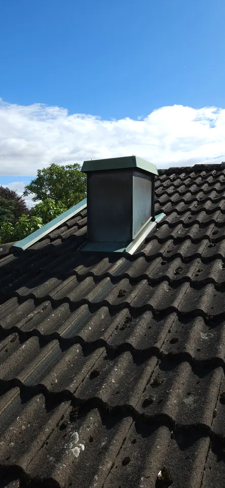 F&ouml;re: den gamla ventilationshuven p&aring; det gamla taket