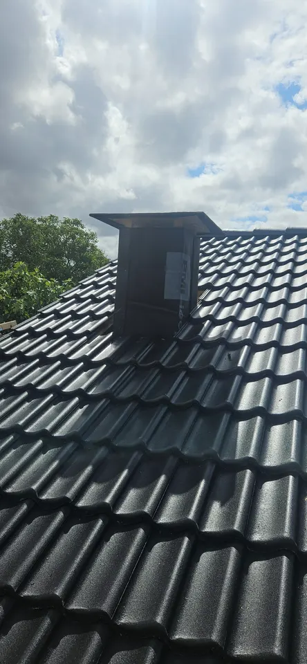 Ventilationshuven p&aring; det nya taket, innan kopparn