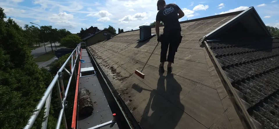 Den gamla underlagspappen frilagd