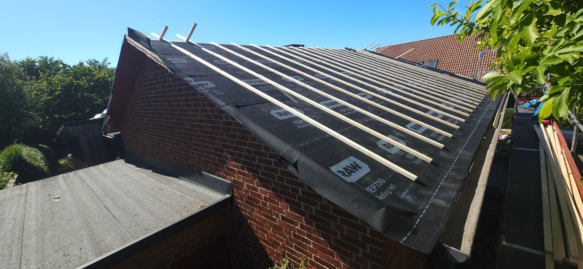 Ströläkt monterad vertikalt på underlagspappen för ventilation